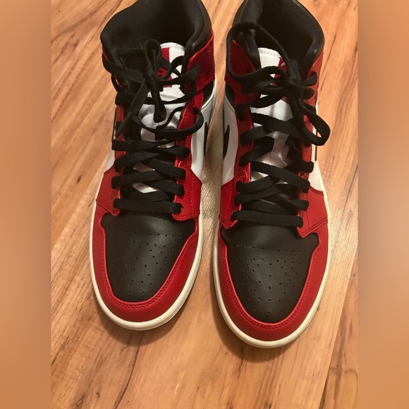 2020 Air Jordan 1 Mid 'Chicago Black Toe Size Men 9.5 - Picture 7 of 9
